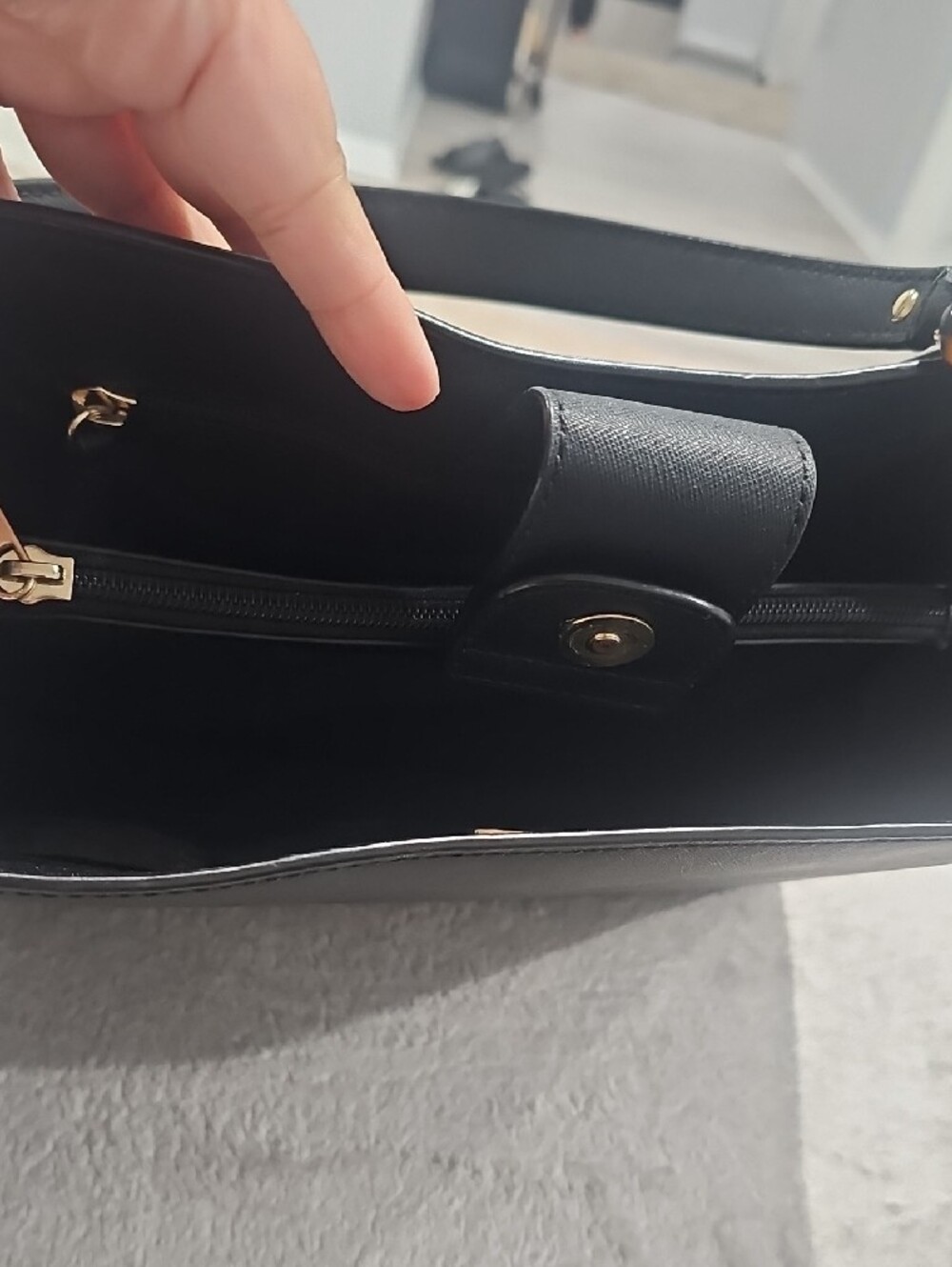 Michael Kors Black Leather Shoulder Bag with Gold Chain Detail - Picture 5 of 10